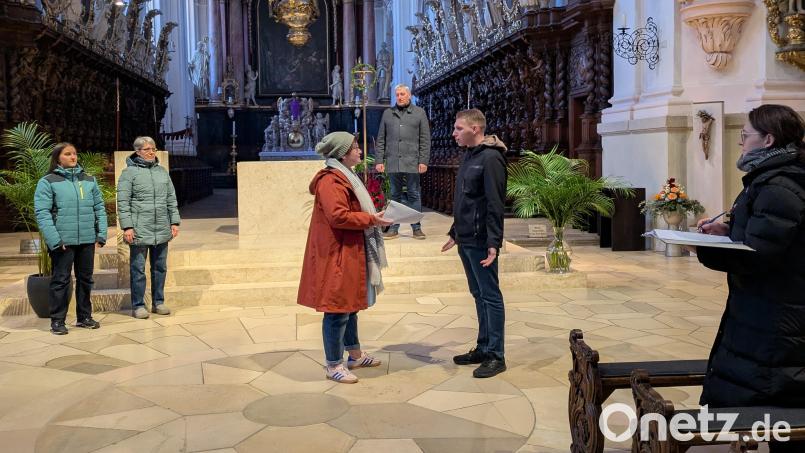 "Passion inszeniert" wird am Karfreitag in der Basilika die Liturgie am Nachmittag bereichern. Bei den Proben der Darbietung (von links) Sprecherinnen Maria Katsikis und Monika Mittereder und hinten auf den Stufen Sprecher Markus Scharnagl, vorne Kathrin Straubinger und Lukas Forster sowie rechts Petra Sommer-Stark. Bild: Paul Zrenner