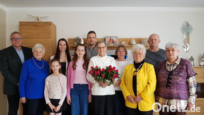 Brigitte Sonnenburg (mit Rosenstrauß) konnte ihren 85. Geburtstag im Kreise ihrer Familie, Freundinnen, Verwandten und Bekannten Zuhause feiern. Bild: gi