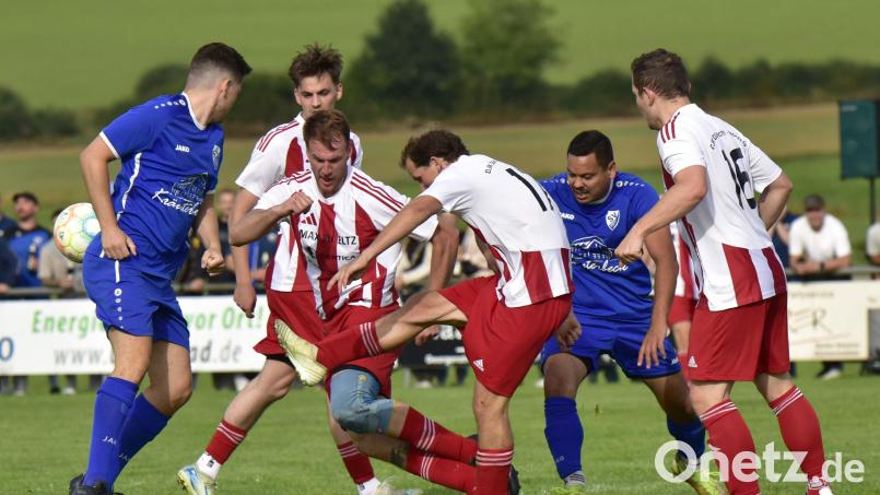 Da ist auf engstem Raum richtig viel los: In der Hinrunde holte die DJK Dürnsricht ein 1:1 beim SV Diendorf heraus. Mit dem Heimvorteil im Rücken soll am Ostermontag mehr für die Dürnsrichter herausspringen. Bild: Hans Mark