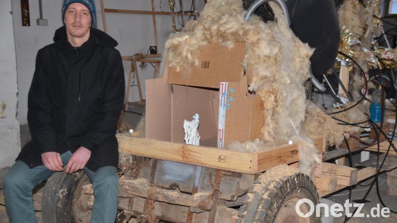 Felix Pensel an seiner Skulptur „We“: Die Rettungsfolie stellt die Symbiose zwischen der Maschine (kalt) und dem Menschen (warm) dar. Ein festgefahrenes Gefährt, das den in KI gefesselten Menschen verdeutlichen soll. Bild: ak