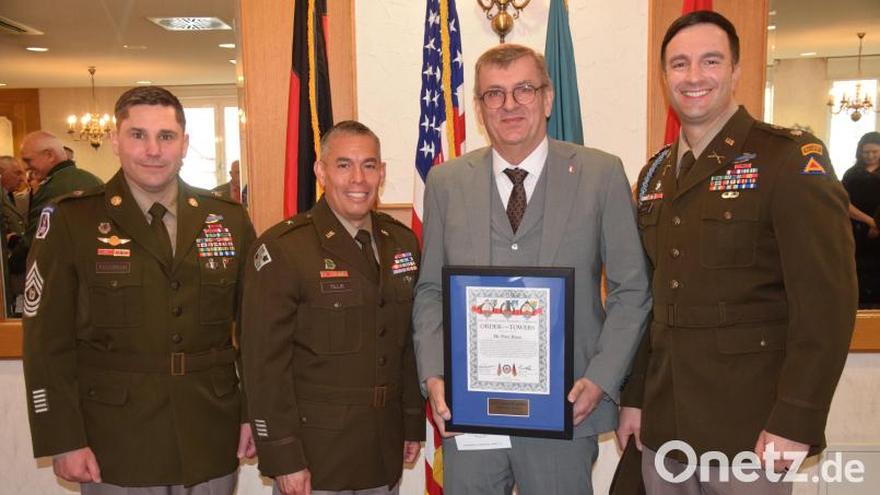 Bürgermeister Peter Braun aus Schmidmühlen wurde von Brigadegeneral Terry R. Tillis (Zweiter von links) mit dem "Good Neighbor Award" des 7-th Army Training Command ausgezeichnet. Links Command Sergeant Paul M. Fedorisin, rechts der Kommandeur des Timberwolves-Teams JMRC Hohenfels , Oberstleutnant James Siebert. Bild: bö