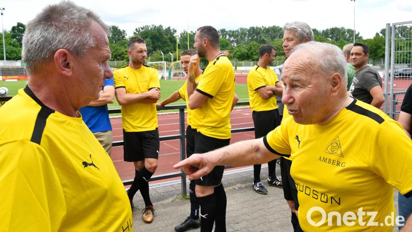 Gerd Donhauser (links) mit Karsten Wettberg (rechts) 2023 im FC Stadion Amberg beim Benefizspiel zwischen dem Global United FC (blau) und Amberger Legenden (gelb). Archivbild: Petra Hartl