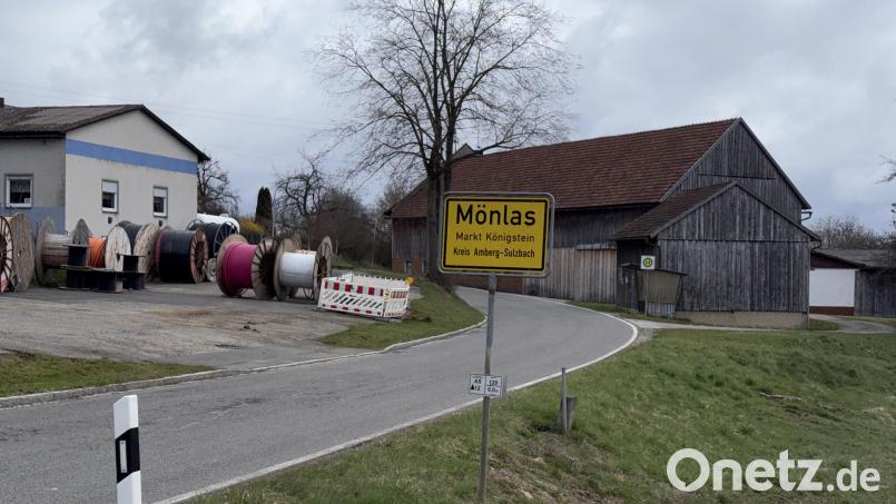 Hier wird dichtgemacht: Die Einfahrt nach Mönlas von der Bundesstraße her ist dann für Autos gesperrt. Bild: ge