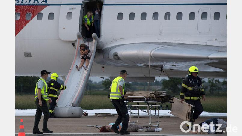 Eigentlich sollen Flugzeug-Evakuierungen maximal 90 Sekunden dauern. (Archivbild) Bild: Pavel Neubauer/TASR/dpa