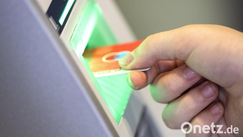 Ein 72-jähriger Mann fand eine EC-Karte in Schwandorf und brachte sie zur Polizei. Symbolbild: Boris Roessler/dpa