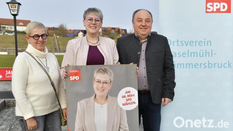 Im Kümmersbrucker Gemeinderat gibt es ein Vater-Tochter-Gespann: Lisa Hartinger (Mitte) und ihr Vater Hans vertreten die SPD im Rat. Mutter und Ehefrau Andrea (links) ist der Ruhepol, wenn die politischen Debatten zuhause fortgesetzt werden. Bild: Hubert Ziegler