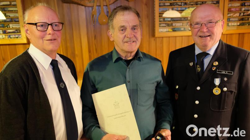 KSK-Ortsvorsitzender Helmut Schmidt (li) und Kreisvorsitzender Peter Lehr (re) übernahmen die ehrenvolle Aufgabe, an KSK-Mitglied Manfred Walberer die weiß-goldene Verdienstspange des Volksbundes Deutscher Kriegsgräberfürsorge zu überreichen. Bild: Robert Dotzauer