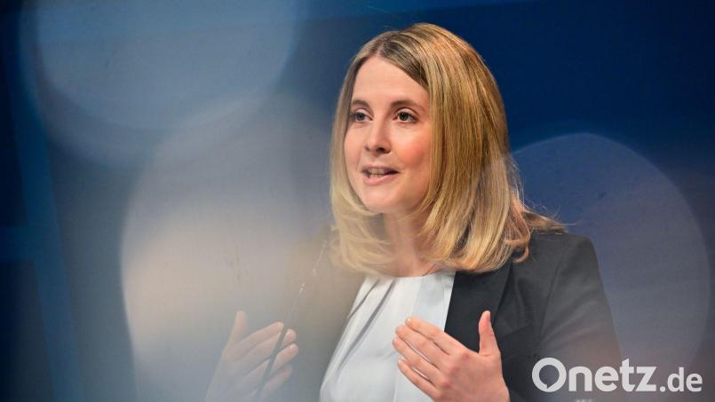 Gleichzeitig gegen Leerstand und Wohnungsnot: Bauministerin Verena Hubertz legt ein neues Förderprogramm auf. (Archivbild) Bild: Sebastian Christoph Gollnow/dpa