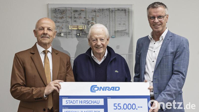 Klaus Conrad (Mitte) überreichte den Scheck an den Schatzmeister, Bürgermeister Hermann Falk (Erster von rechts), und an Günter Simmerl, den ehrenamtlichen Geschäftsführer der Conrad-Sportförderung. Bild: Michael C. Geiss