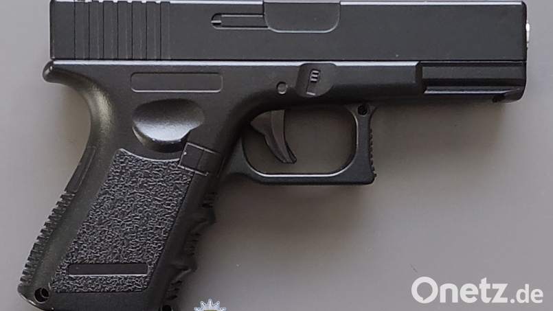Die Bundespolizei hat bei einer Kontrolle in Waldsassen zwei täuschend echt aussehende Softair-Pistolen sichergestellt. Symbolbild: Bundespolizei