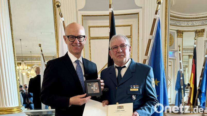Regierungspräsident Walter Jonas (links) überreichte Walter Schuster aus Sulzbach-Rosenberg die Auszeichnung. Bild: Regierung der Oberpfalz/Kammermeier