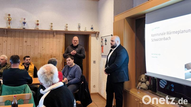 Bürgermeister Thorsten Hallmann (links, stehend) begrüßte Mert Ambarcioglu (rechts), der die Bürger aus Schwarzenbach zur kommunalen Wärmeplanung informierte. Bild: jma