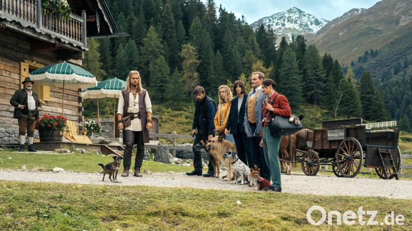 Rúrik Gíslason, Kerim Waller, Anna Herrmann, Alexandra Maria Lara, Devid Striesow und Doga Gürer in einer Szene des Films „Eat Pray Bark – Therapie auf 4 Pfoten“. Bild: Stephan Rabold/Netflix/dpa