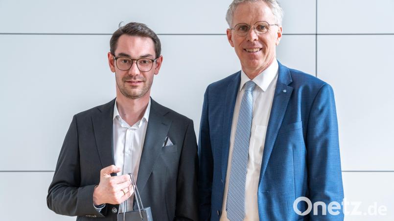 Amtschef Dr. Winfried Brechmnann (rechts) gratulierte Sebastian Rosnitschek im Justizministerium zu seinem Prüfungsergebnis. Bild: Anna-Maria Bayer