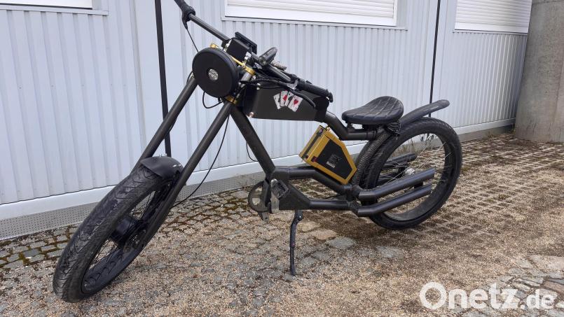 Ein 49-jähriger Mann wurde in Amberg mit einem selbstgebauten Fahrrad mit Motorantrieb und über 1,20 Promille Alkohol im Blut gestoppt. Bild: Lehmeier/Polizeiinspektion Amberg