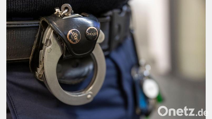 Nach Angriffen auf einen Obdachlosen in Unterfranken sitzt nun ein junger Mann in U-Haft. (Symbolbild) Bild: Peter Kneffel/dpa