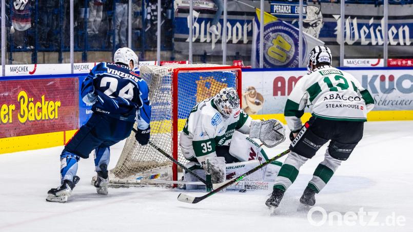 Die Bietigheim Steelers (weiße Trikots) stehen nach dem Sieg gegen Ravensburg im Play-off-Halbfinale. Archivbild: Tobias Neubert