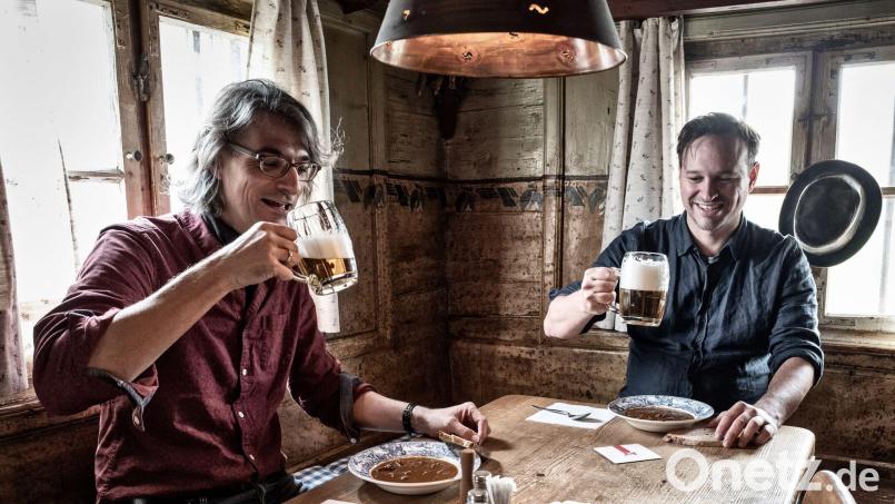 "Zwei Gulasch und zwei Seidl Bier" – so heißt das Programm von Phil Höcketstaller und Sebastian Schlagenhaufer. Bild: Phil Höcketstaller/exb