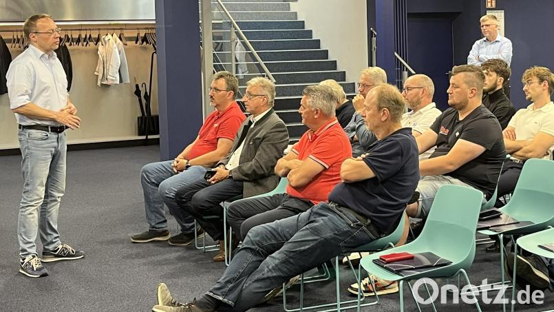 Energieberater Thomas Großer (links) informiert über Wärmepumpen. Bild: Karoline Gajeck-Scheuck