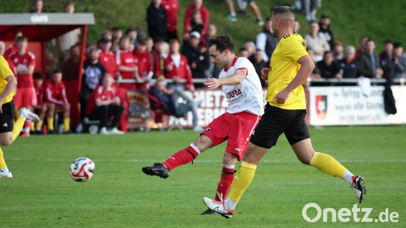 Florian Träger, Ex-Grafenwöhrer in Diensten der SpVgg Trabitz, zieht ab: Im Hinspiel holte die SV Grafenwöhr ein 0:0 beim ehrgeizigen Aufsteiger. Am Ostermontag folgt das "Rückspiel" mit Heimrecht für die SVG. Archivbild: Dieter Jäschke