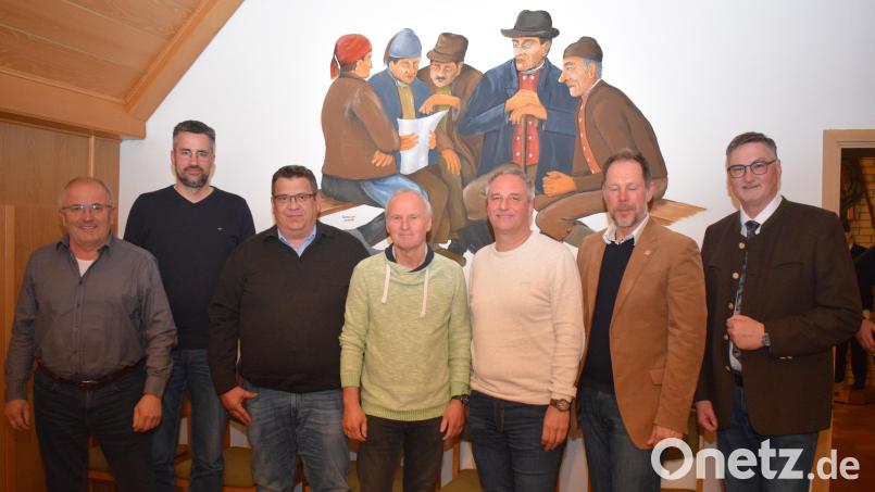 Für sechs Mitglieder des Gemeinderates endet zum Monatsende ihr Mandat im Stullner Rathaus. Von rechts: Bürgermeister Hans Prechtl, Gregor Bodensteiner, Thomas Rohrwild, Josef Nachtmann, Alexander Schießl, Thomas Koller, Hubert Obermeier. Bild: bnr