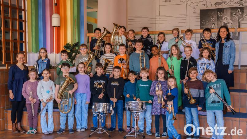 Die erste Bläserklasse, die durch die Kooperation der Blaskapelle St.-Georg-Rieden mit der Grundschule Rieden entstanden ist: Geleitet wird sie von Sophie Rüth (l.), mit im Bild Schulleiterin Christine Kölbl (r.). Bild: Daniel Kellner