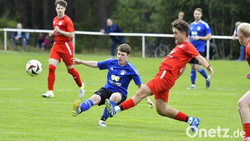 Daniel Dehling (links) vom FC Edelsfeld kann in dieser Szene den Ball gerade noch vor Yannick Hutzler (rechts) vom TSV Königstein abspielen. Im Hinrundenspiel siegte der TSV Königstein mit 1:0 in Edelsfeld, der FC würde diesmal gerne den Spieß umdrehen. Bild: Hubert Ziegler