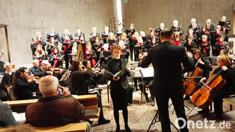 Sie war die Idealbesetzung für Rutters Solopart: die Sopranistin Victoria Sommerer beim Konzert in Waldershof Bild: fpoz