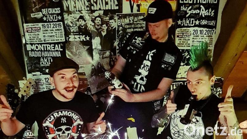 AKD, das sind Michael "Fränki" Frank, Jacob "Sid" Fromm und Lukas "Luki" Fromm. Die Punkband aus Kastl wird heuer 20 Jahre alt. Zu diesem Anlass gibt es ein neues Album und ein Konzert mit hochkarätigen Gästen. Bild: Lisa Fromm