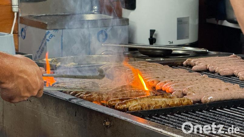 Die Bratwürste am Annabergfest lassen nicht nur Einheimischen, sondern auch Besuchern aus der Partnerstadt Eschweiler das Wasser im Mund zusammenlaufen. Manche davon essen dann sogar fünf Tage am Stück Würste mit Kraut. Archivbild: Stephan Huber