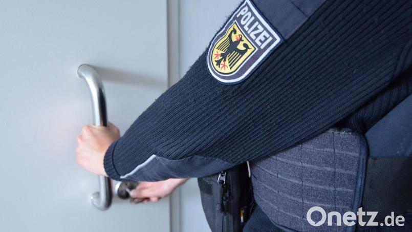 Ein Mann erkundigt sich bei der Bundespolizei nach einem Haftbefehl gegen ihn. Symbolbild: Bundespolizei