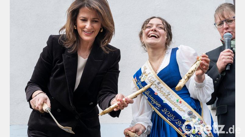 Michaela Kaniber, (l, CSU) Staatsministerin für Ernährung, Landwirtschaft und Forsten, und Franziska Schweiger, amtierende Spargelkönigin 2025/2026, eröffnen auf dem Viktualienmarkt die Spargelsaison. Bild: Peter Kneffel/dpa