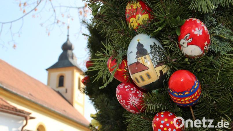 Zahlreiche Vereine und Gruppen im Landkreis Amberg-Sulzbach schmücken in der Zeit vor Ostern ihre Dorfbrunnen mit Eiern und Girlanden. Archivbild: upl