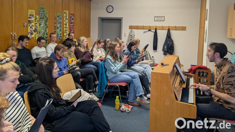 "N.E.W. Voices" proben für das Benefizkonzert am Samstag, 25. April, im BHS-Pavillon in Weiherhammer. Der Erlös kommt der Stiftung "Engel für Kinder" zugute. Bild: Tine Steinhauser