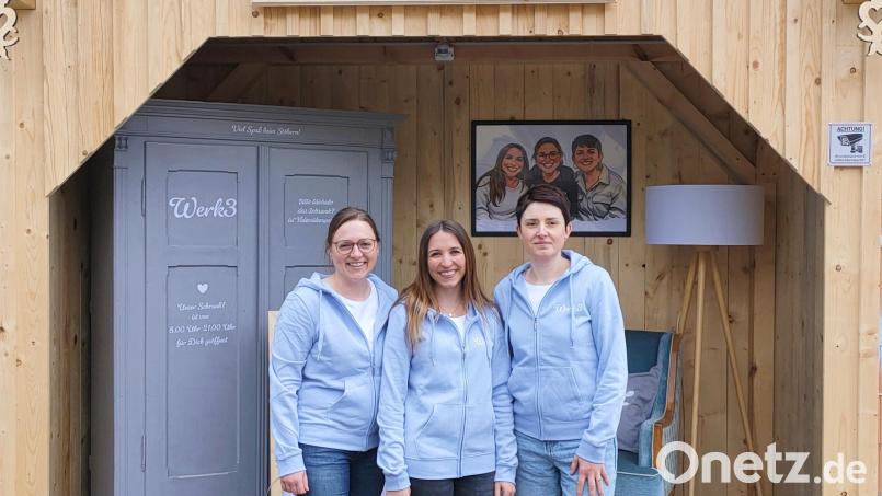 Von links: Mareike, Lea und Manuela schaffen mit ihrem Projekt eine gemütliche Wohnzimmer-Atmosphäre in Kaimling. Bild: ald