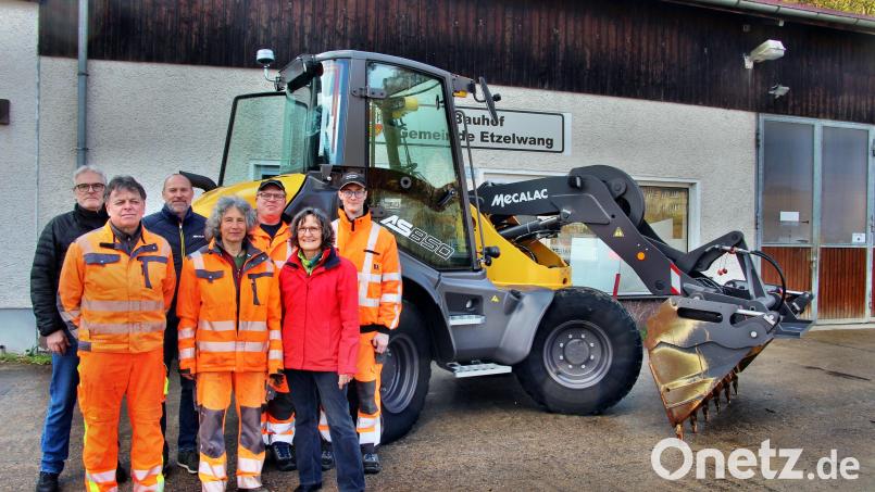 Von Geschäftsführer Thomas Gaebelein (links) und Service-Leiter Reinhard Mederer (Dritter von links) ließen sich (von links) Reiner Steger, Regina Kliem, Peter Winkler, 2. Bürgermeisterin Lydia Zahner und Jonas Spiller den neuen Radlader erklären. Bild: ds
