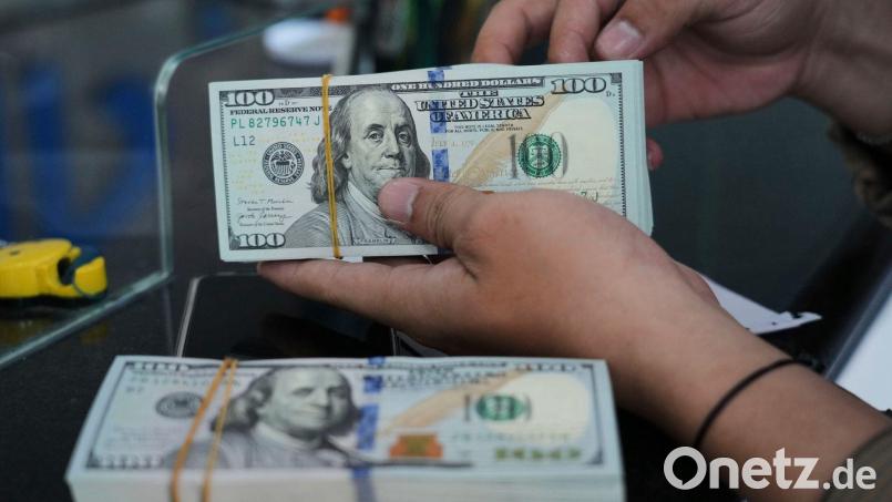 Jugendliche haben in der russischen Hauptstadt Moskau eine Damenhandtasche mit 88.000 Dollar Bargeld gefunden. (Symbolbild) Bild: Tatan Syuflana/AP/dpa