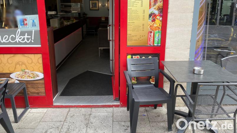 Der Verdächtige fuhr in diesen Freisitz einer Dönerbude in Schwandorf. Am ersten Tisch rechts sollen die drei Männer gesessen haben, die verletzt wurden. Archivbild: sbö