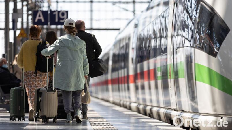 Die Deutsche Bahn rechnet über Ostern mit hoher Nachfrage, insbesondere im Fernverkehr. (Archivbild) Bild: Hannes Albert/dpa