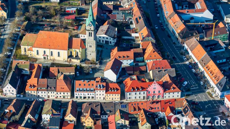 Die Stadtmitte von Erbendorf von oben: Es kommt nicht oft vor, dass ein Stadtrat einem Bürgermeister die Entlastung verweigert - in der Steinwaldstadt war aber genau das kürzlich der Fall. Luftbild: mür
