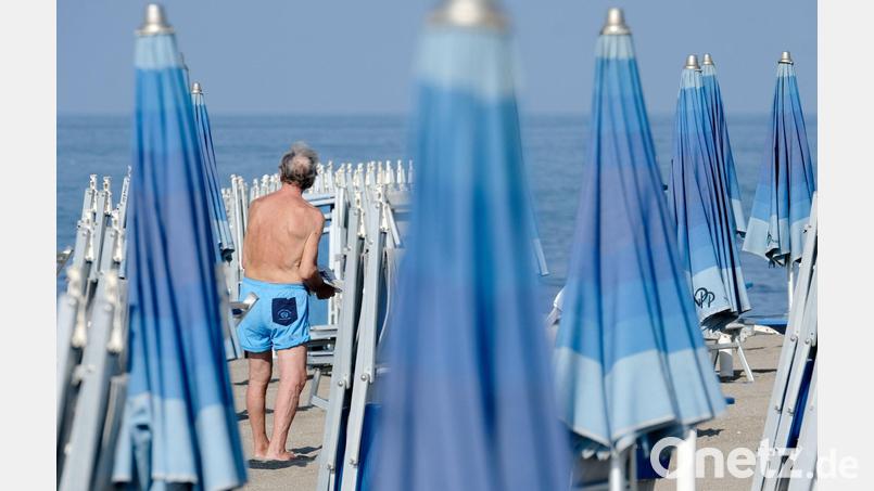 Nach fast einem halben Jahrhundert musste ein italienisches Rentnerpaar seinen Stammplatz am Meer räumen. (Illustration) Bild: Mauro Scrobogna/LaPresse via ZUMA Press/dpa