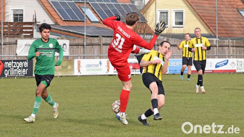 Kreisliga-2-Spitzenreiter SV Poppenreuth (gelb-schwarze Trikots), Szene vom 3:1-Sieg beim SV Mitterteich II, ist über Ostern doppelt gefordert: beim VfB Rehau und zu Hause gegen die (SG) Selb-Plößberg/Schönwald. Bild: Gebert