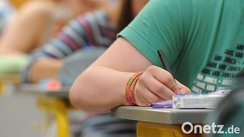 In der Volkshochschule Sulzbach-Rosenberg wurde ein Täuschungsversuch bei einem Deutschtest aufgedeckt. Symbolbild: Armin Weigel/dpa
