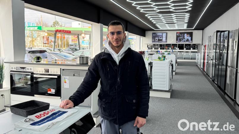 Ahmed Albasha in seinem Laden "A+ Haus Geräte" in Amberg. Er verbindet Verkauf mit Reparatur und persönlicher Beratung. Bild: Stefanie Tretter