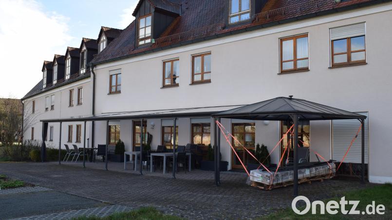Die überdachte Terrasse im Garten des St.-Johannis-Stift wird von den Heimbewohnern gerne aufgesucht. Bild: bnr