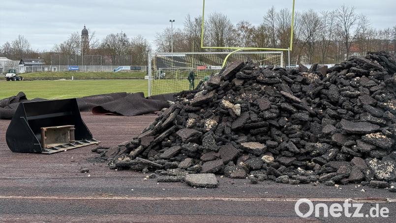 Am Anfang der Woche rückten im Stadion am Schanzl in Amberg die Baufahrzeuge an. Die Leichtathletikanlage muss komplett erneuert werden, die Tartanbahn wird gerade ausgebaut. Bild: Stephan Huber
