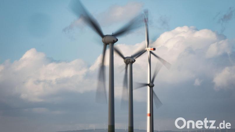 Windräder drehen sich auf einer Anhöhe. In Schirmitz lehnt der Gemeinderat derzeit solche Anlagen auf gemeindeeigenen Flächen ab. Symbolbild: Frank Rumpenhorst/dpa