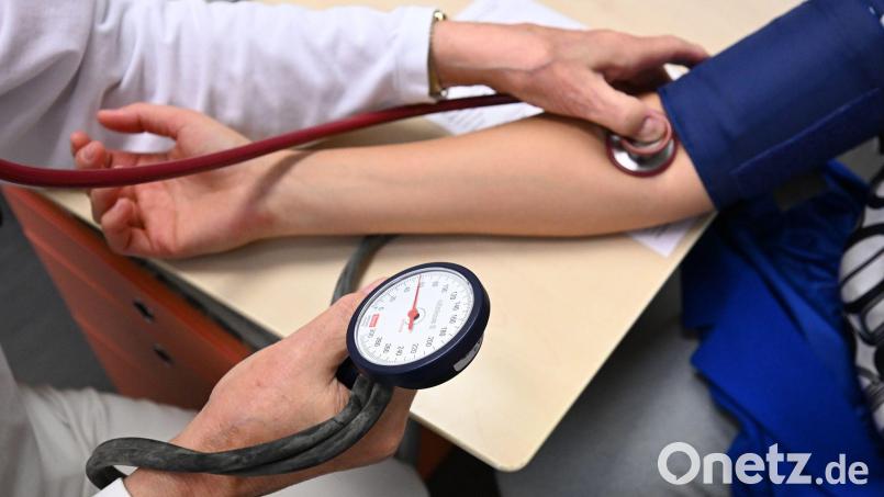 Fast die Hälfte der Gesundheitsausgaben entfiel 2024 auf ambulante Einrichtungen wie Arztpraxen. (Symbolbild) Bild: Bernd Weißbrod/dpa