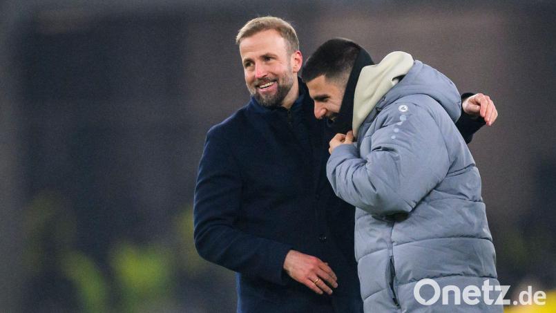Für VfB-Trainer Hoeneß (l) ist sein Stürmer Undav ein Unterschiedsspieler. (Archivbild) Bild: Tom Weller/dpa