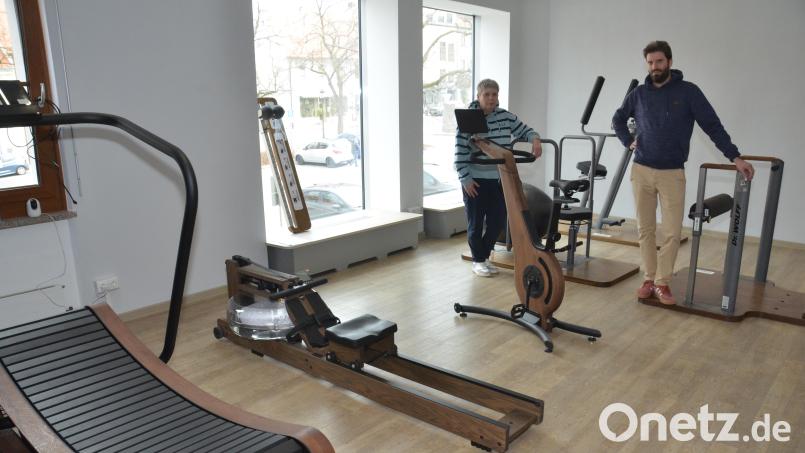 Im ehemaligen Raiffeisenbankgebäude ergeben sich für Physiotherapeut Fabian Voit neue Möglichkeiten. Sabine Voit (links) hat das Unternehmen nun an ihren Sohn übergeben, wird ihn aber weiterhin unterstützen. Bild: dob
